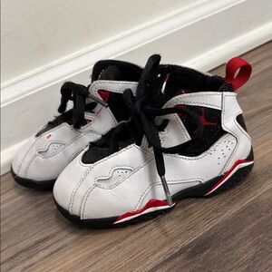 JORDAN WHITE AND BLACK SNEAKERS FOR STYLE AND CONFORT.